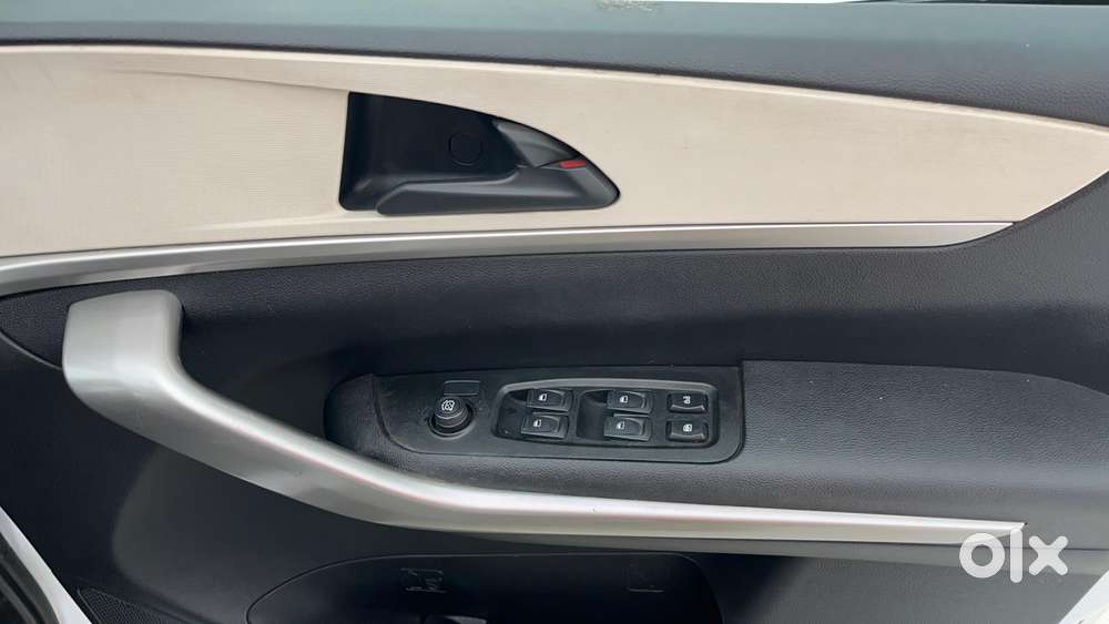 Mahindra Xuv700 2.0 Mx Petrol Mt 5 Str, 2022, Petrol