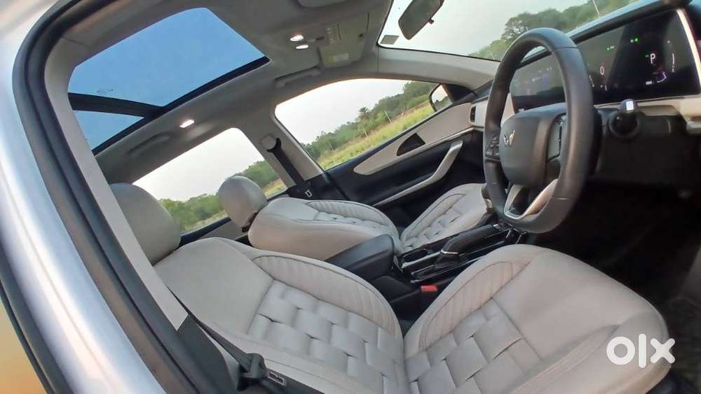 Mahindra Xuv700 2.2 Ax 5 Diesel At 7 Str, 2025, Diesel