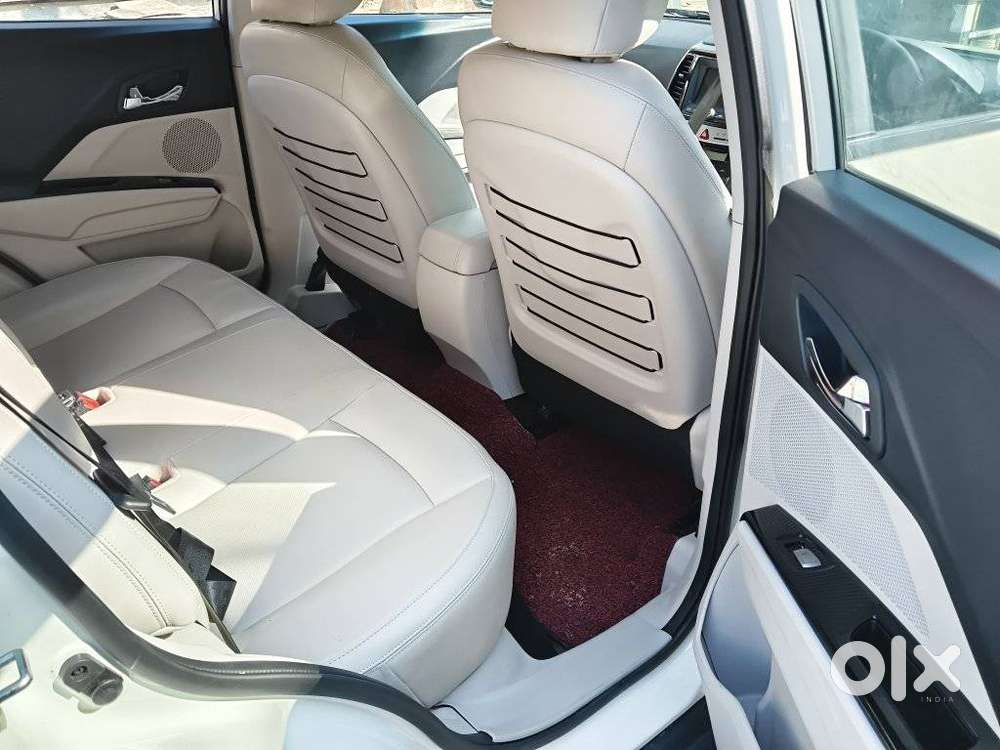 Mahindra Xuv300 1.2 W8 (o) Amt Petrol, 2023, Petrol