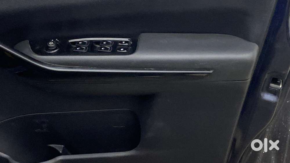Mahindra Xuv700 2.0 Ax 7 Petrol Mt Str, 2021, Petrol