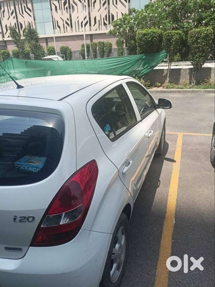 I20 Car White, Petrol, Sports For Sale