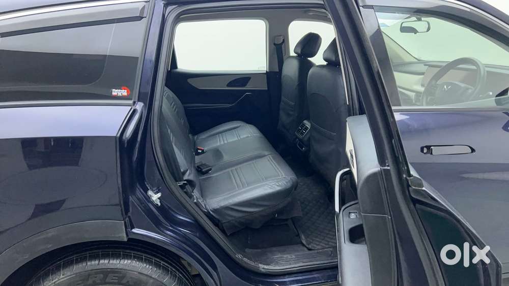 Mahindra Xuv700 2.0 Ax 5 Petrol Mt Str, 2023, Petrol