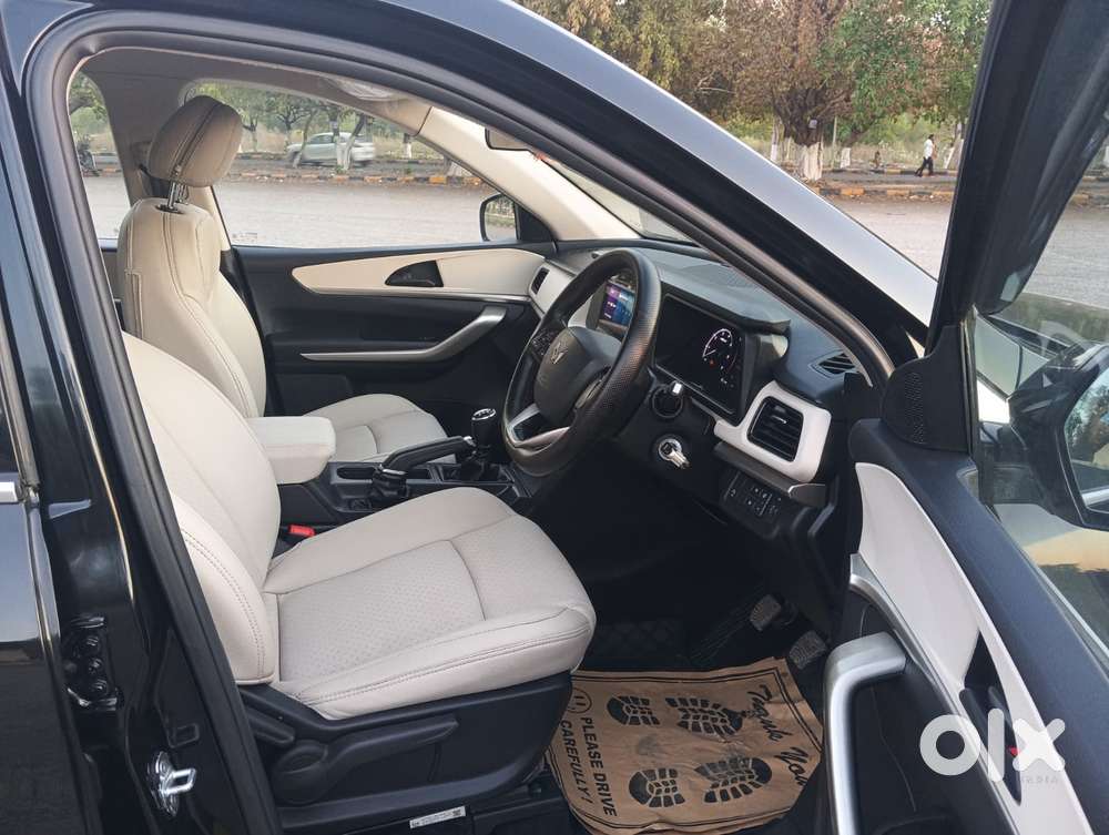 Mahindra Xuv700 2.2 Ax 3 Diesel Mt 7 Str, 2025, Diesel