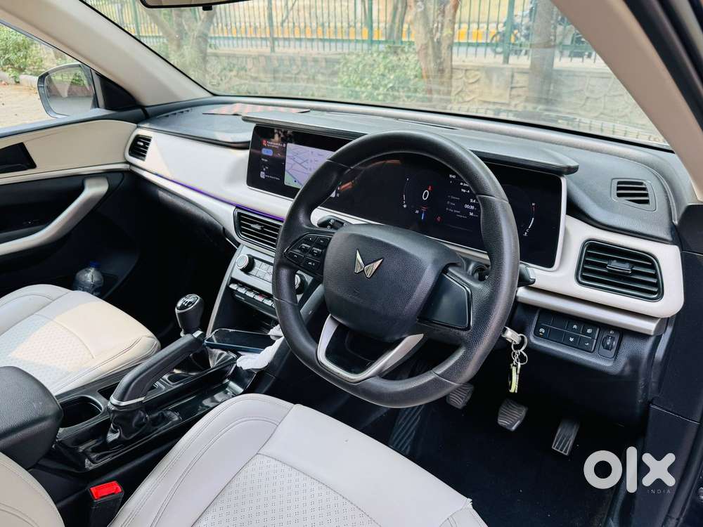 Mahindra Xuv700 Ax 3 Diesel Mt 7 Str (e), 2022, Diesel