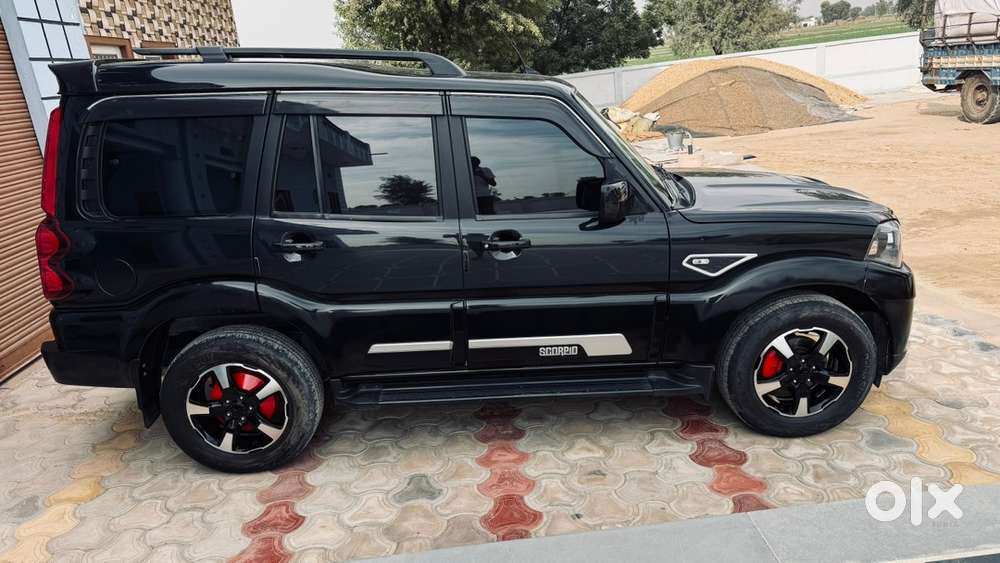 Mahindra Scorpio Classic S11