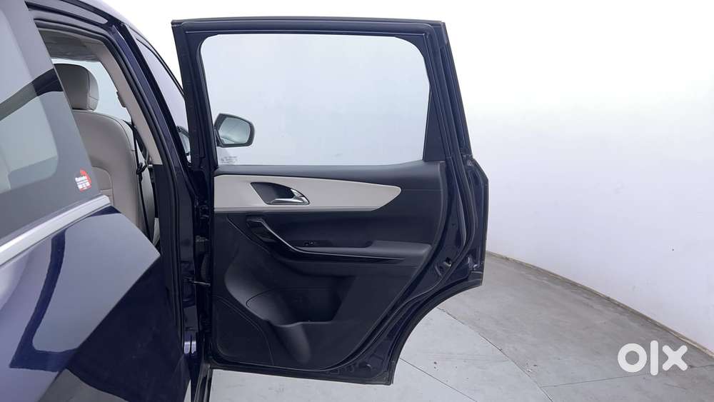 Mahindra Xuv700 2.0 Ax 7 Petrol At Luxury Pack Str, 2021, Petrol