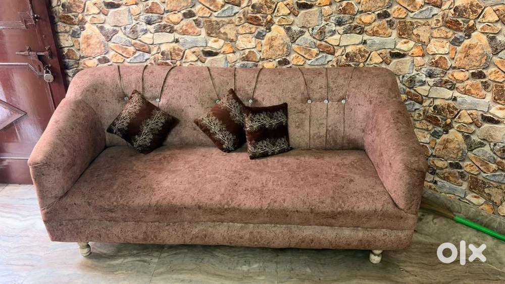 Comfortable 3+1+1 Sofa Set in Good Condition - Elegant Design