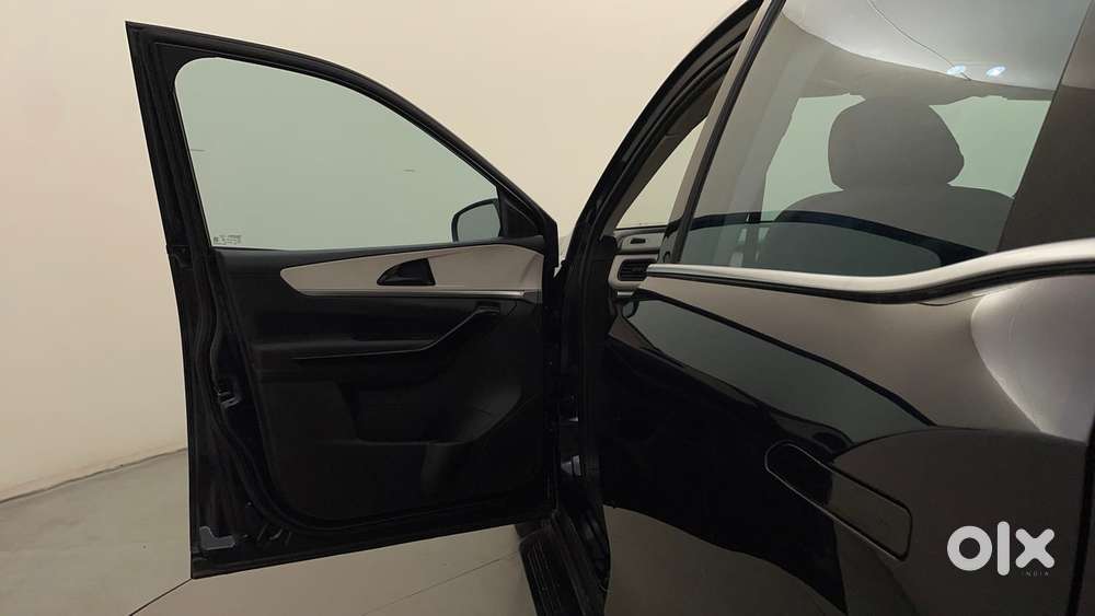 Mahindra Xuv700 2.2 Ax 5 Diesel At 7 Str, 2023, Diesel