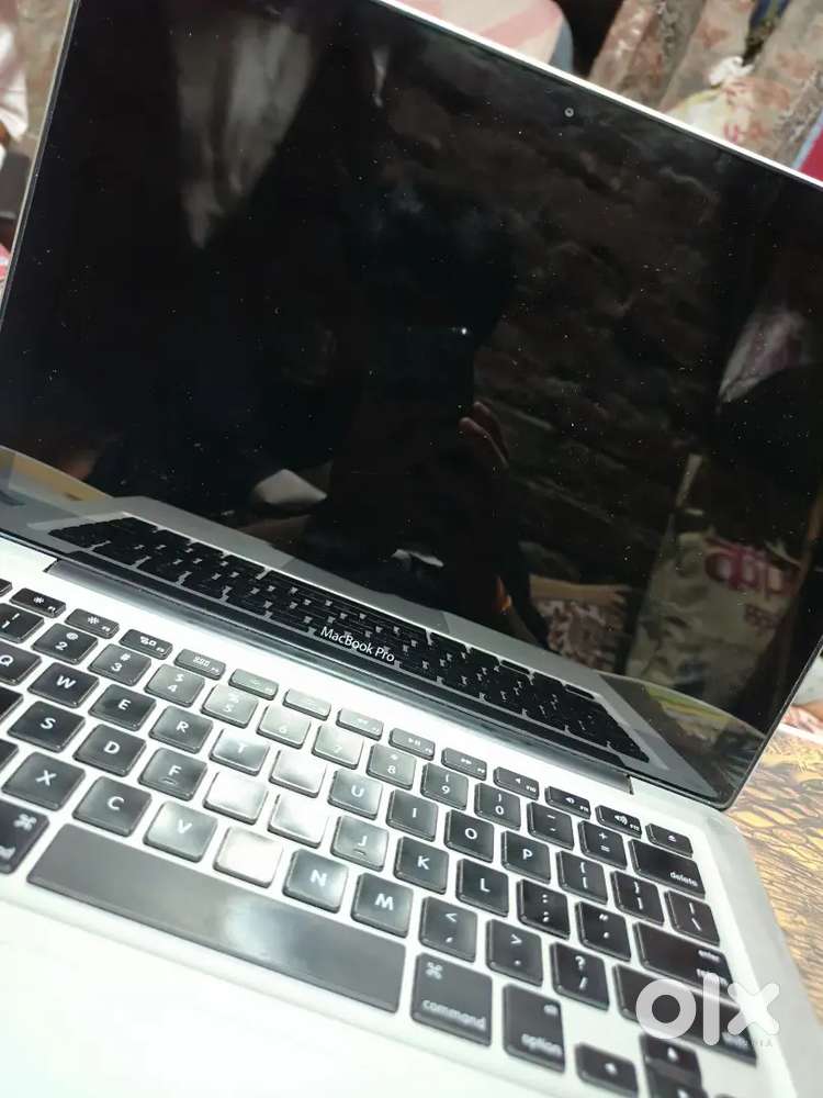 Macbook pro 2012 model hai 8 GB Ram 500 gb SSD hai