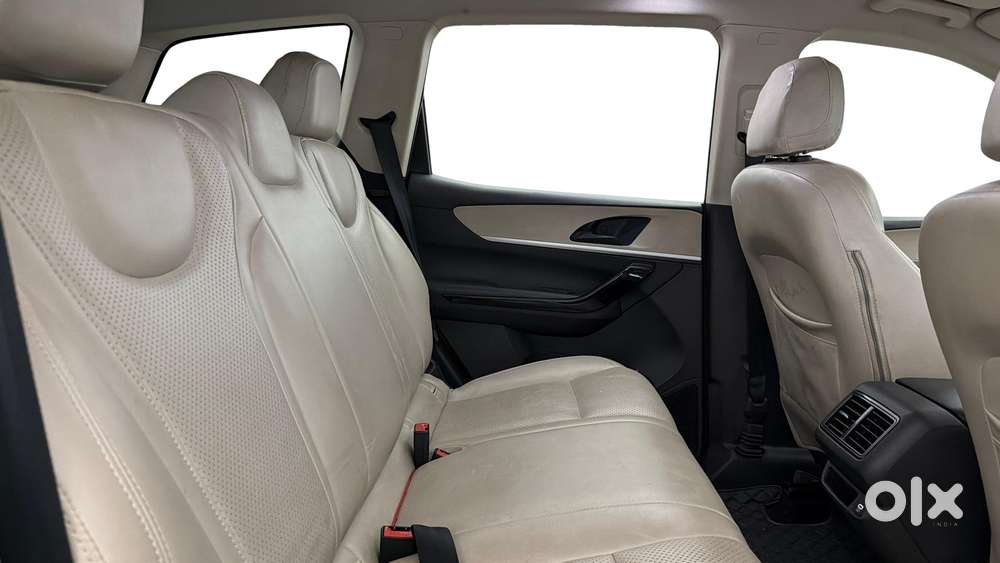 Mahindra Xuv700 2.0 Ax 5 Petrol At Str, 2022, Petrol