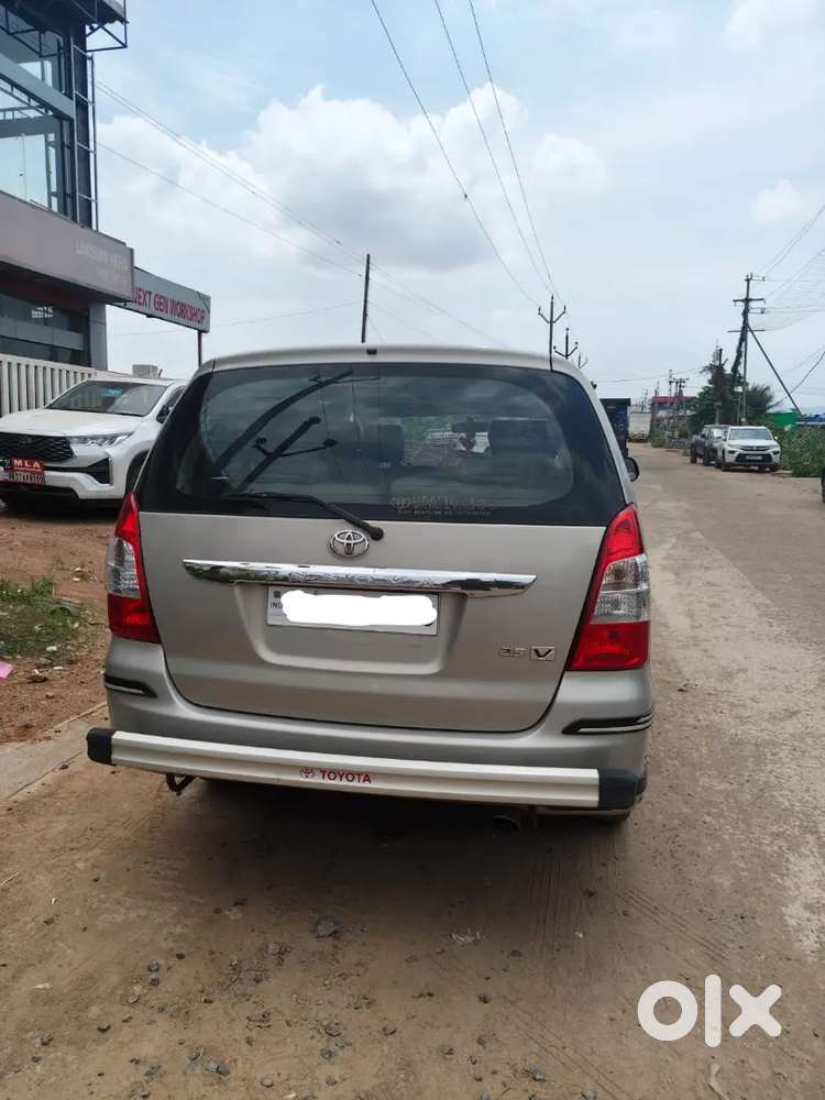 Toyota Innova 2.5 V 2013 Excellent Condition Low Kilometers (93000km)