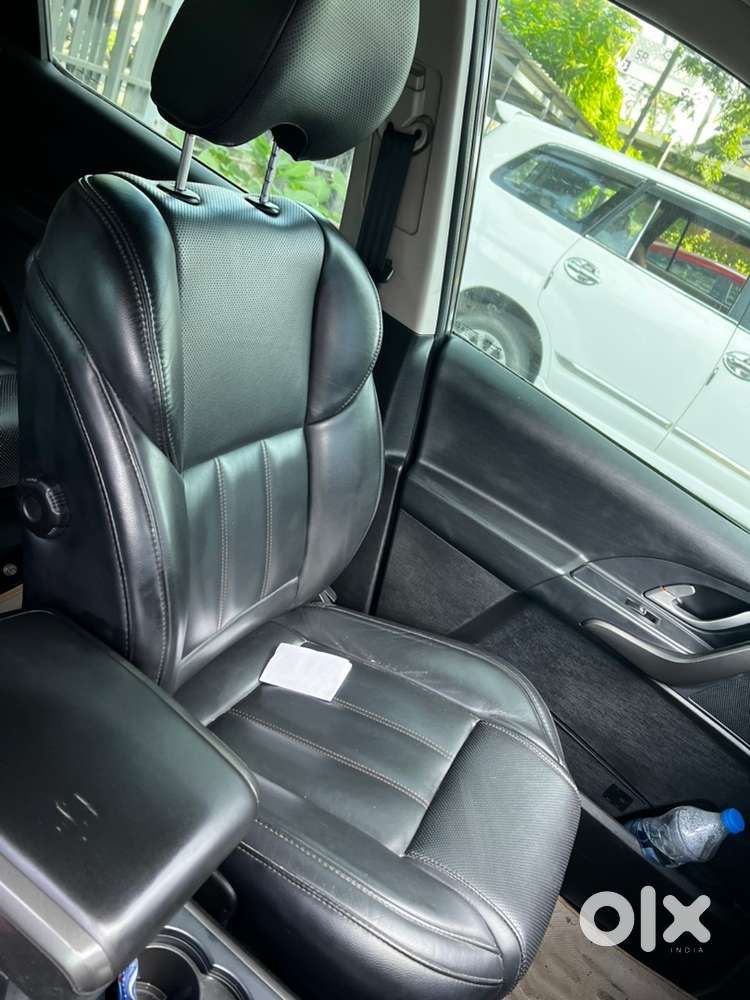 Mahindra Xuv500 W10  2017