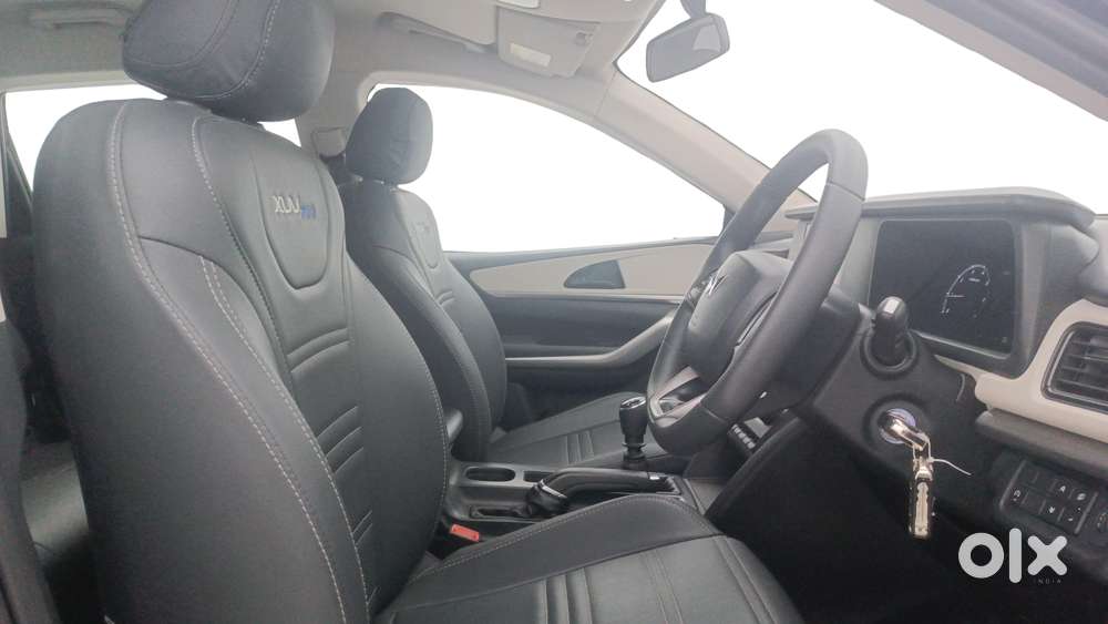 Mahindra Xuv700 2.0 Mx Petrol Mt 5 Str, 2022, Petrol