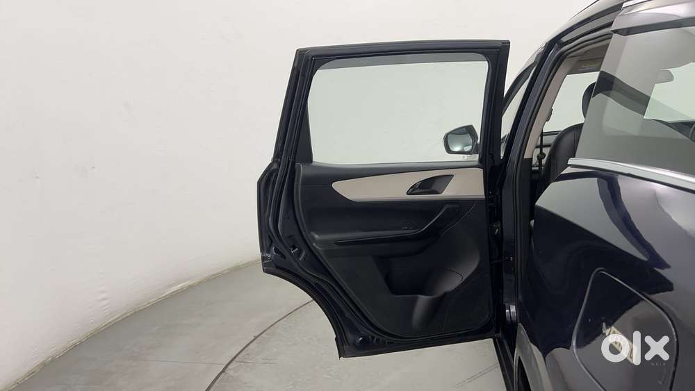 Mahindra Xuv700 2.0 Ax 5 Petrol At Str, 2022, Petrol