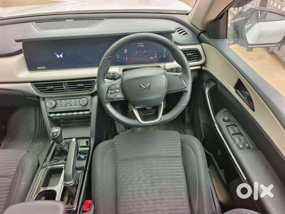Mahindra Xuv700 2.0 Ax 5 Petrol Mt 7 Str, 2022, Petrol