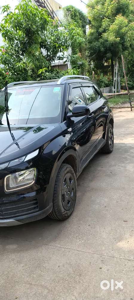 Hyundai Venue 2023 Petrol 14500 Km Driven