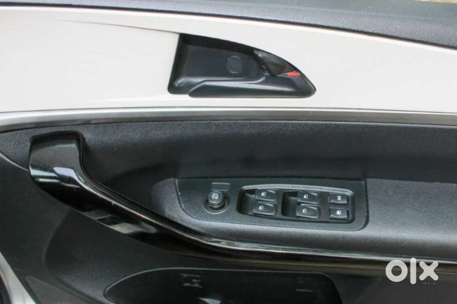 Mahindra Xuv700 2.0 Ax 5 Petrol At Str, 2022, Petrol