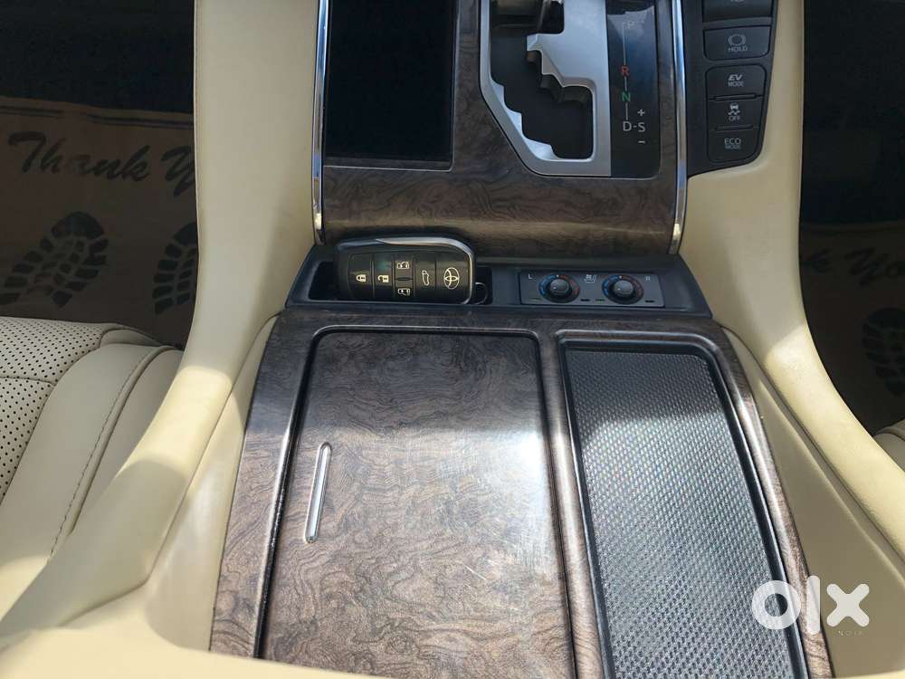 Toyota Vellfire 2.5 Executive Lounge, 2023, Cng & Hybrids