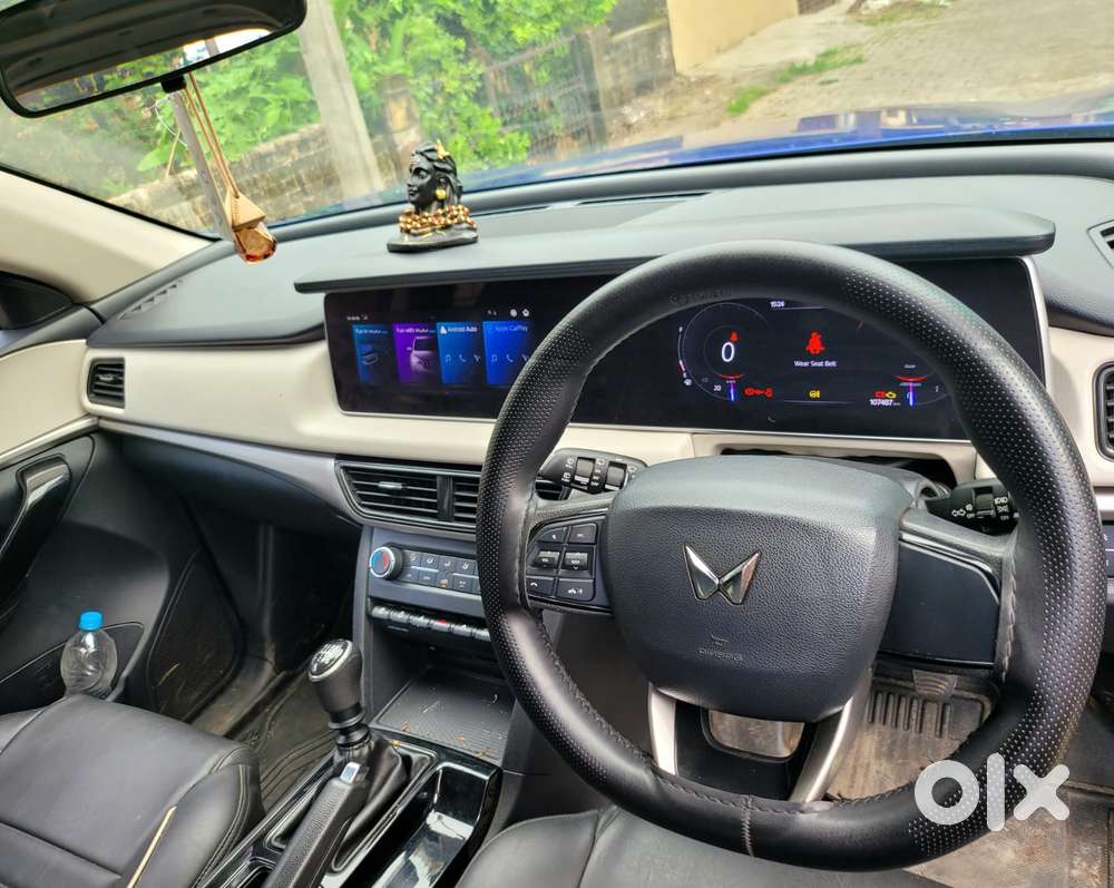 Mahindra Xuv700 2.0 Ax 5 Petrol Mt 7 Str, 2022, Petrol