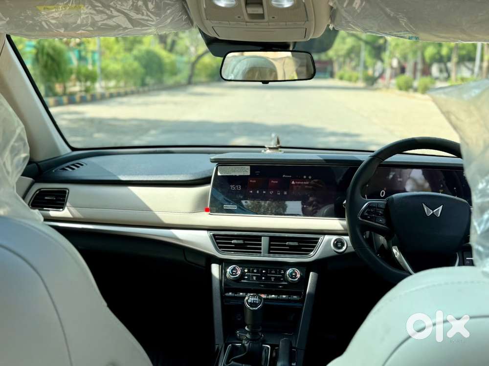 Mahindra Xuv700 2.0 Ax 7 Petrol Mt Str, 2026, Petrol