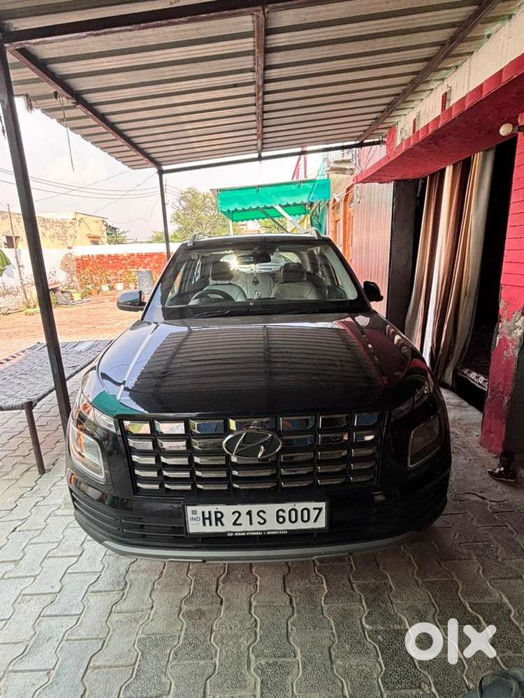 Hyundai Venue 2025 Petrol 9100 Km Driven
