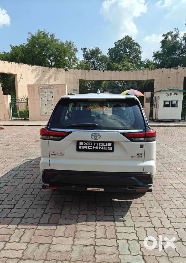 Toyota Innova Hycross