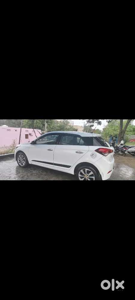 Top Model , Push Start , Auto Ac, Alloy Wheels, Auto Lights