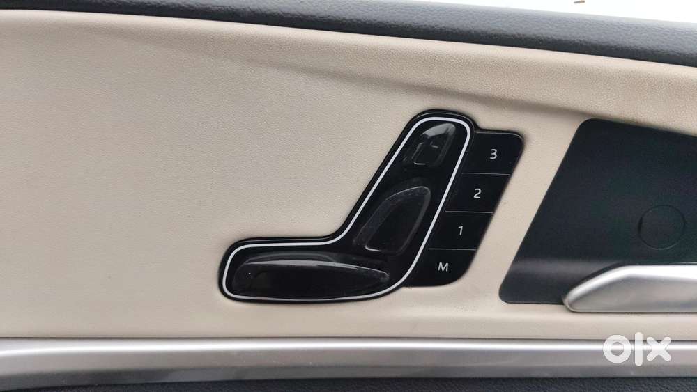 Mahindra Xuv700 2.0 Ax 7 Petrol At Str, 2022, Petrol