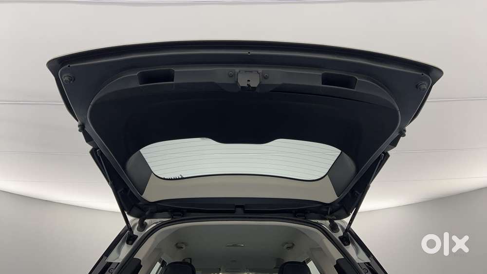 Mahindra Xuv700 2.0 Ax 3 Petrol At 5 Str, 2021, Petrol