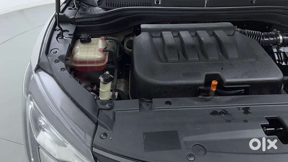 Mahindra Xuv700 2.0 Ax 7 Petrol Mt Str, 2022, Petrol