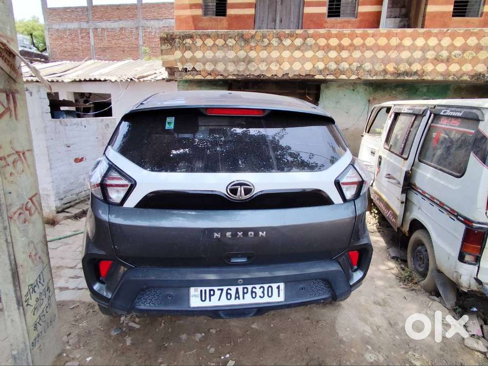 Tata Nexon Cng बाहर से लगबाई है।