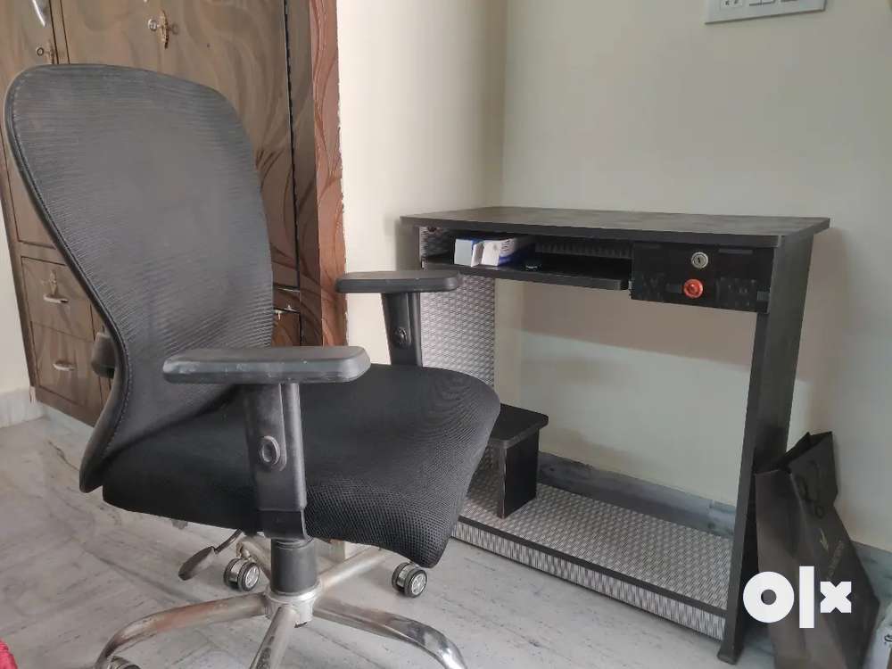 Olx computer deals table and chair