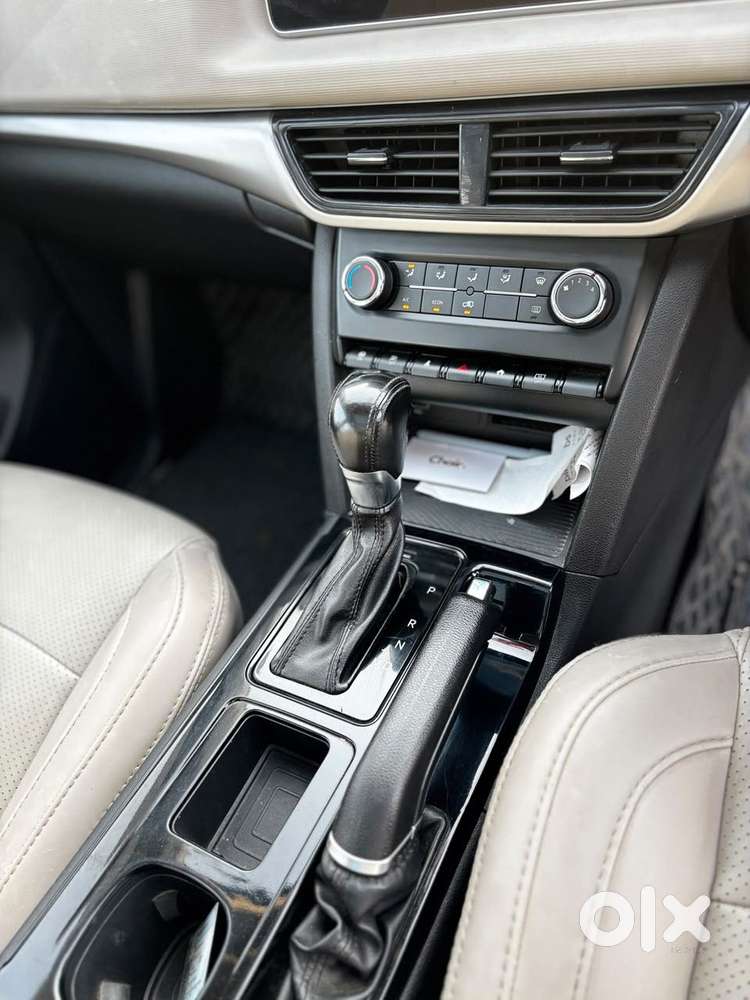 Mahindra Xuv700 2.0 Ax 5 Petrol Mt Str, 2023, Petrol