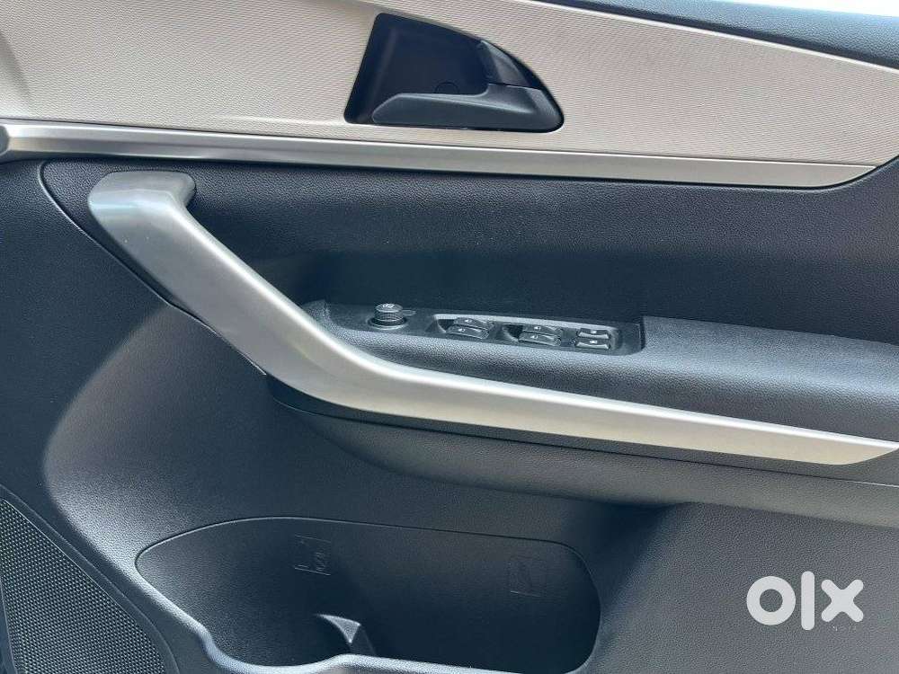 Mahindra Xuv700 2.0 Ax 3 Petrol Mt 5 Str, 2022, Petrol