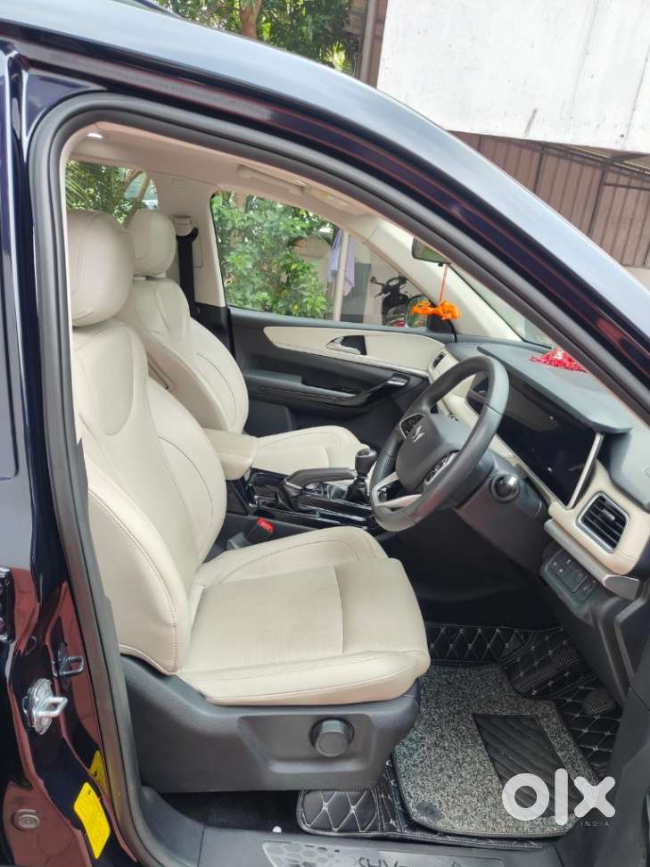 Mahindra Xuv700 2.0 Ax 7 Petrol Mt Str, 2023, Petrol