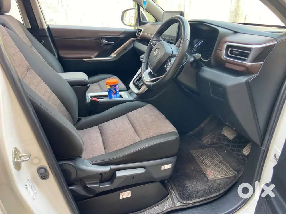 Toyota Innova Hycross 2024