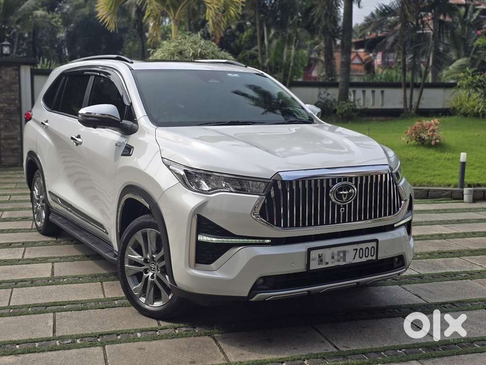 Toyota Innova Hycross 2025