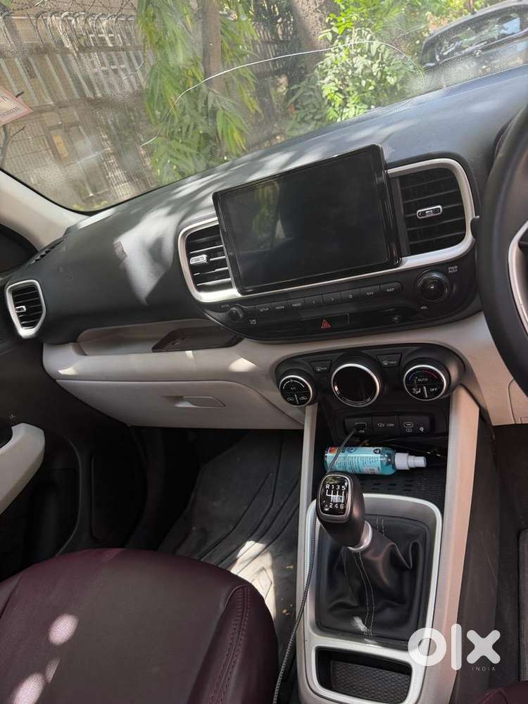 Hyundai Venue 2022 Petrol 25000 Km Driven