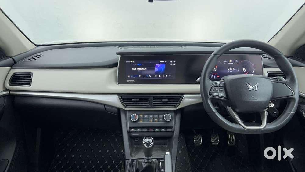 Mahindra Xuv700 2.0 Ax 5 Petrol Mt 7 Str, 2022, Petrol