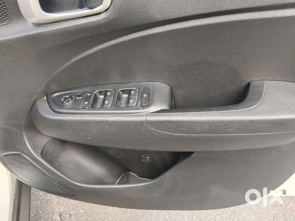 Hyundai Venue S Petrol 2021only 23000km Run Showroom Condition