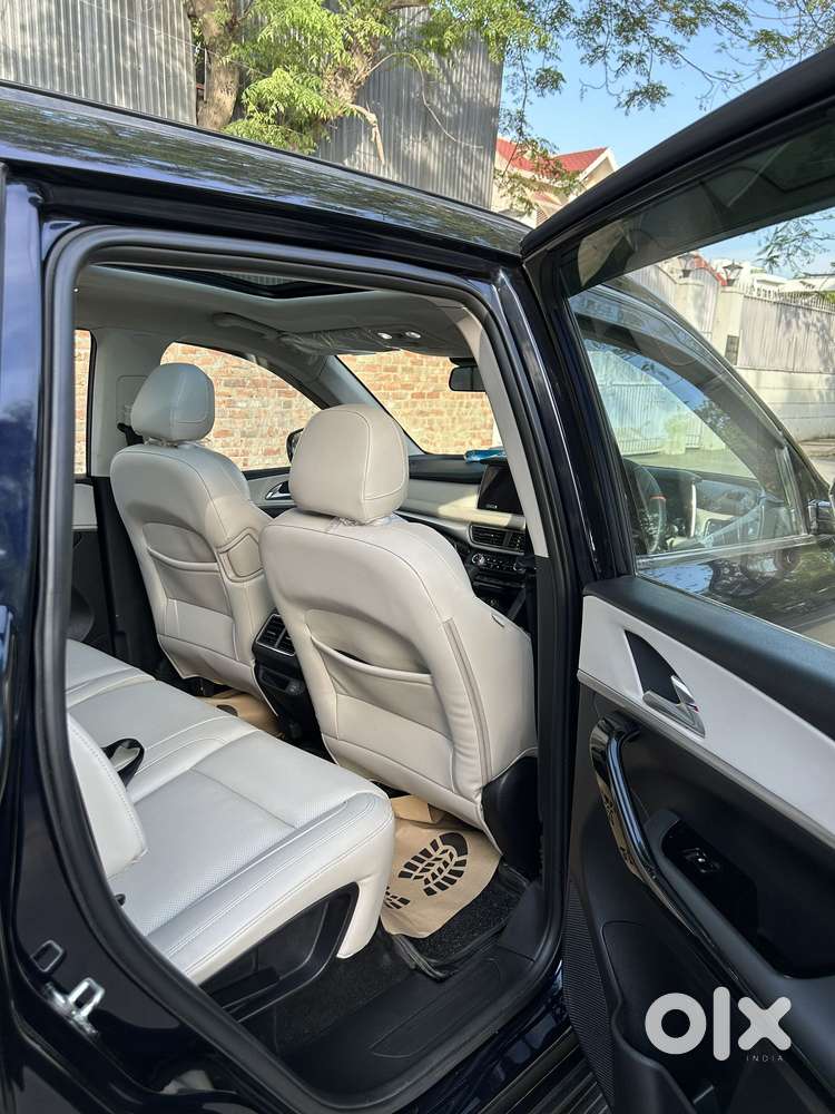 Mahindra Xuv700 2.0 Ax 7 Petrol At Str, 2024, Petrol