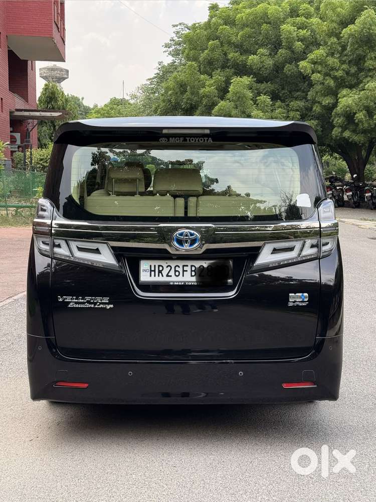 Toyota Vellfire 2.5 Executive Lounge, 2023, Cng & Hybrids