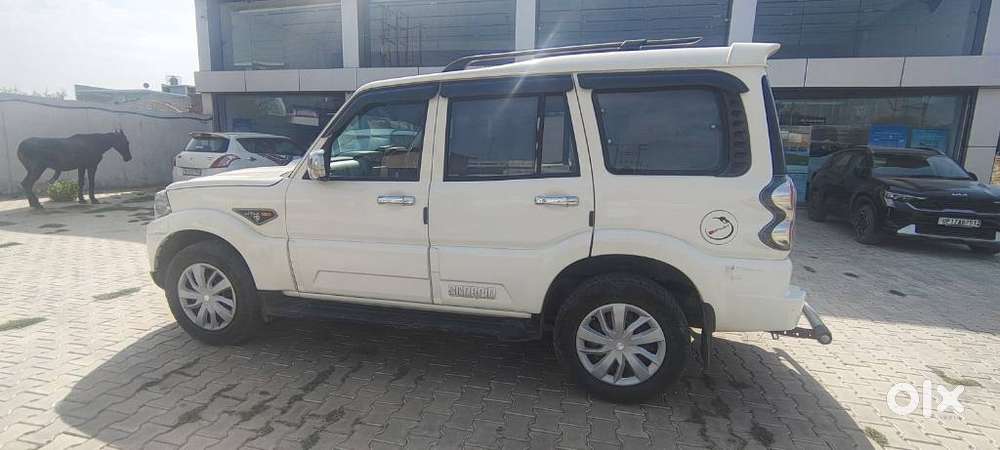 Mahindra Scorpio S6, 2017