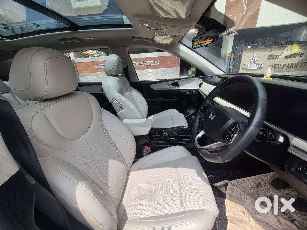 Mahindra Xuv700 2.0 Ax 7 Petrol Mt Str, 2024, Petrol