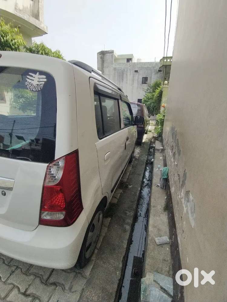गाड़ी बहुत अच्छी कंडीशन में है सिर्फ मैंने चलाइ है