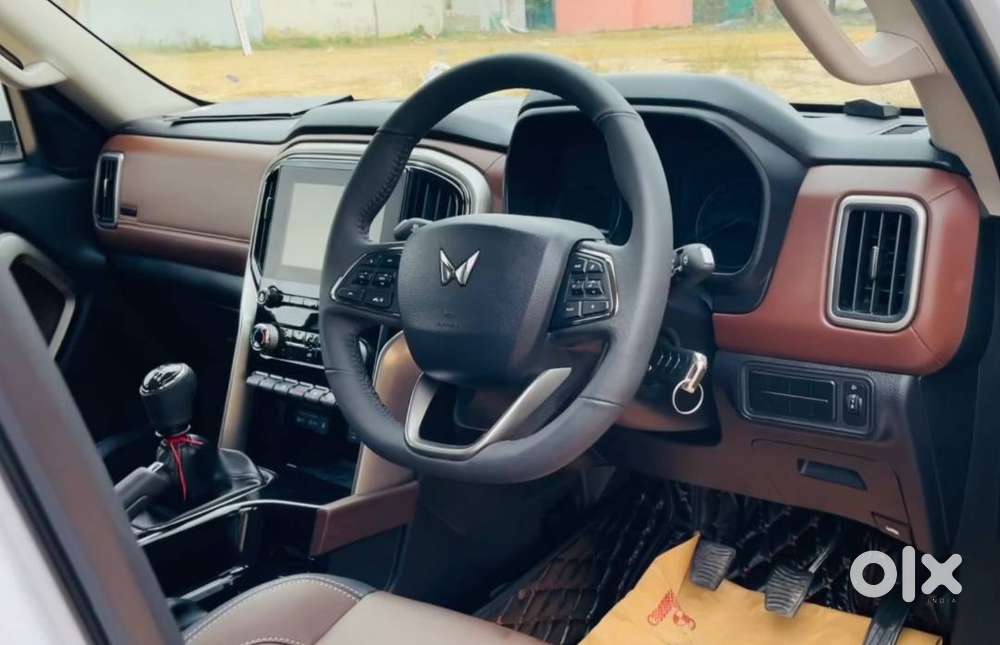 2025 Z8 Select Petrol 7 Str Mahindra Scorpio N 2350 Km Driven