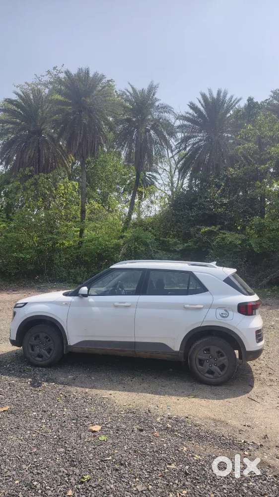 Hyundai Venue 2025 Petrol 14000 Km Driven