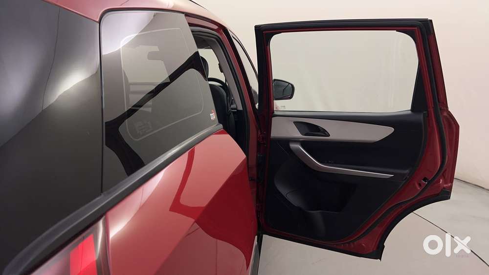 Mahindra Xuv700 2.0 Ax 3 Petrol At 5 Str, 2022, Petrol