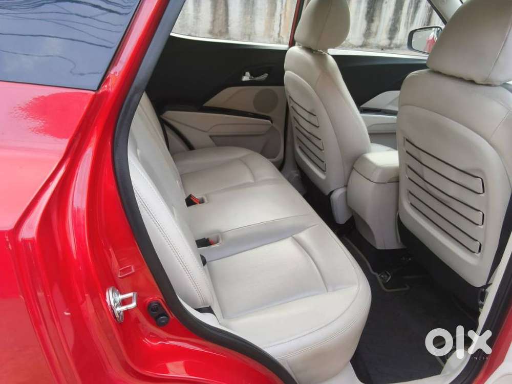 Mahindra Xuv300 1.2 W8 (o) Amt Petrol, 2024, Petrol