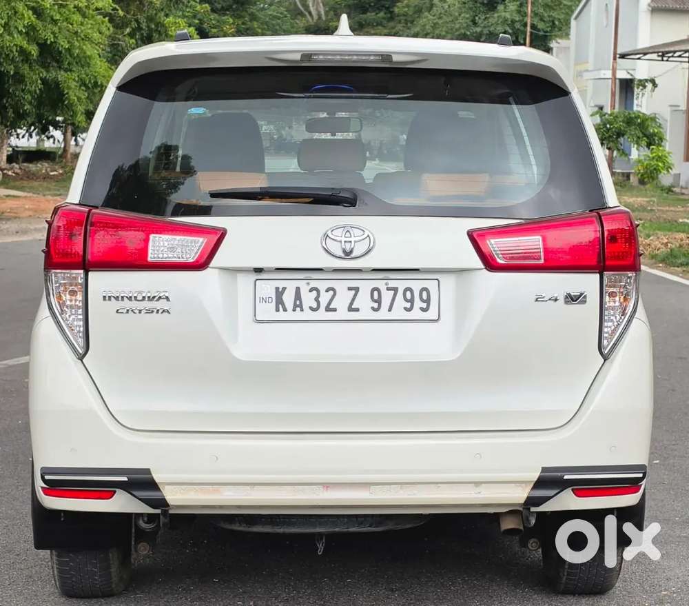 Innova Crysta 2.4 V Mt 8 Str 2021